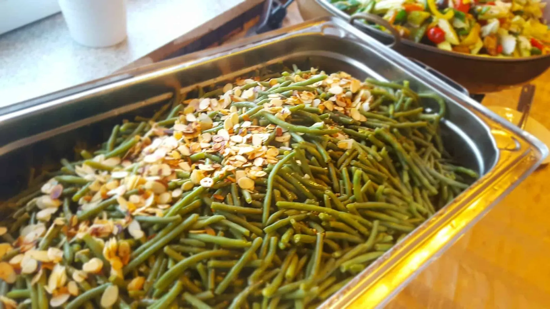 Grüne Bohnen im Buffetbehälter