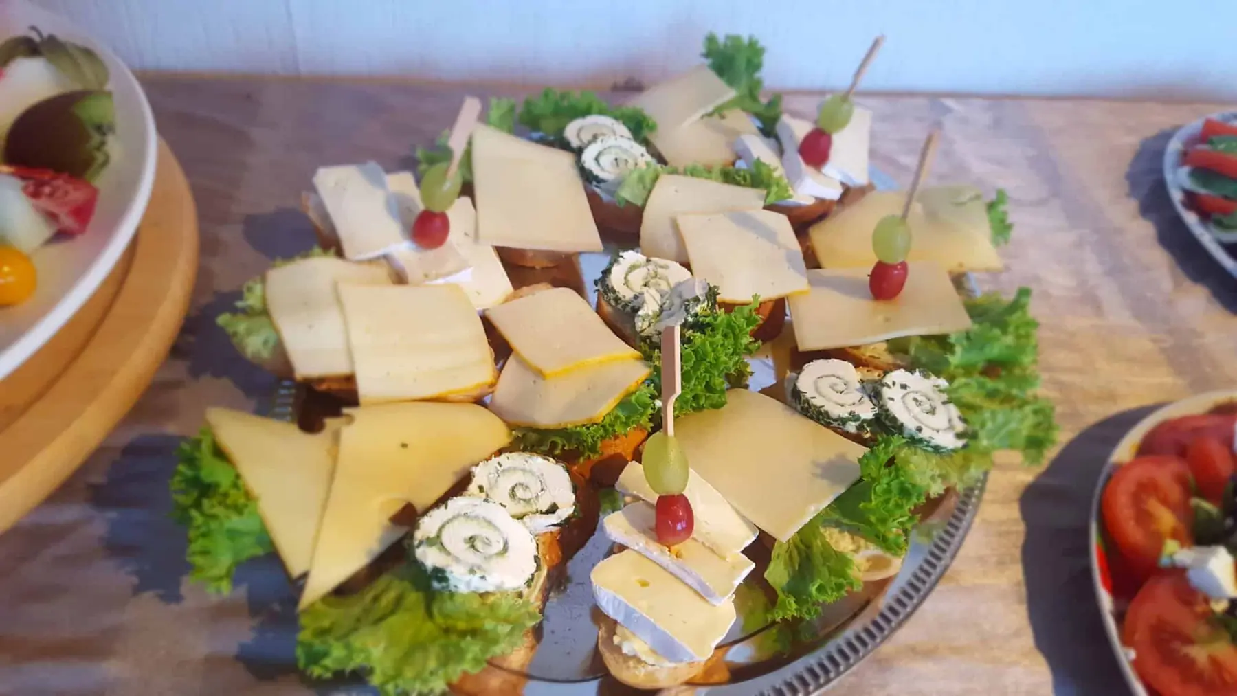 Verschiedene Käsebrote beim Brunch
