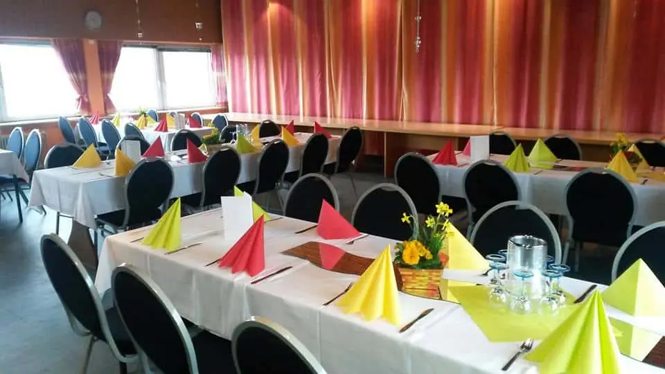 Bunt gedeckte Tische