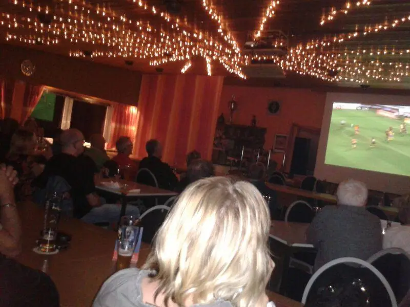 Großbild-Leinwand im Clubhaus