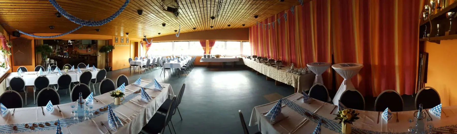 Panorama des festlich gedeckten Saals